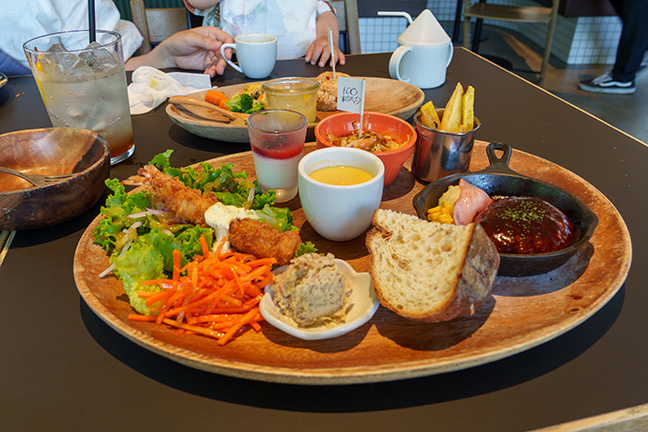 100本のスプーンの大人のお子さまランチ