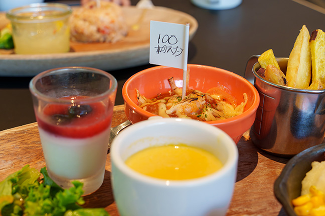 100本のスプーンの大人のお子さまランチ