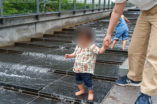 グリーンスプリングスで水遊びをする1歳児